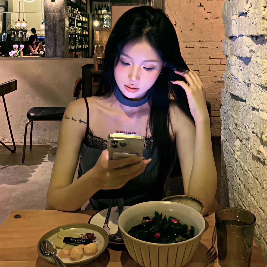 出山便是食神，她却做了端菜小妹